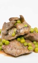 Carrillera de cerdo con guisantes y champiñones
