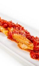 Secreto de cerdo con tomate y pimiento