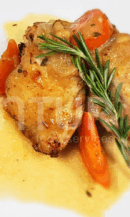 Contramuslo de pollo asado con tomate y cebolla